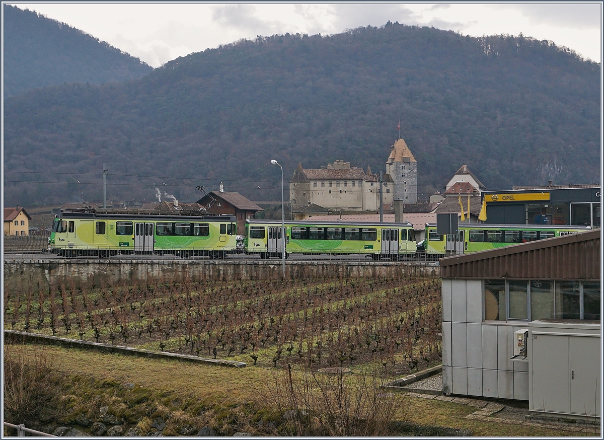 A AL local train on the way to Leysin, in the background the Castle of Aigle.
07.01.2018