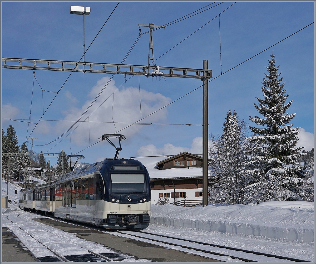A Alpin train on the way to Montreux is arriving at Schönried.
02.02.2018