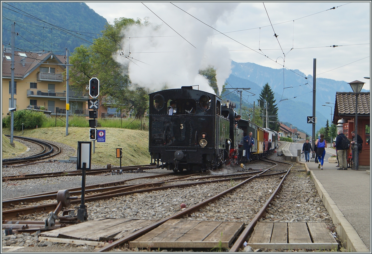 A B-C Steamer train is arriving at Blonay.
25.05.2015
