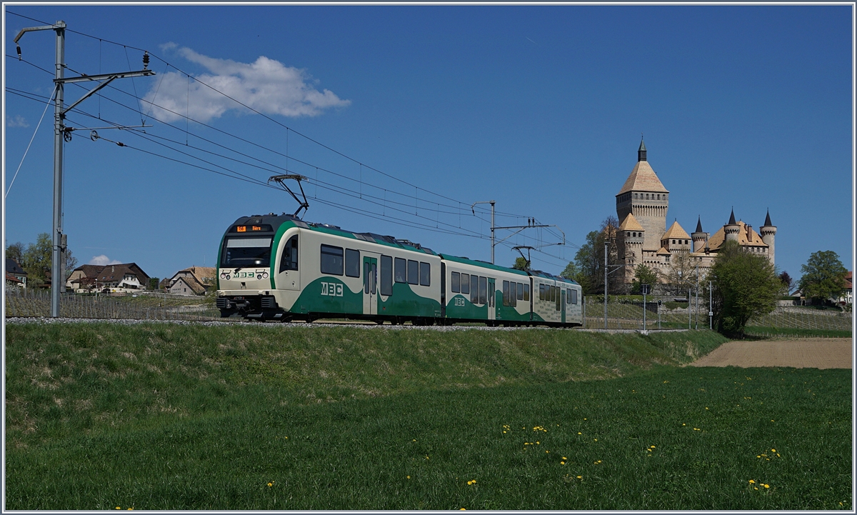 A BAM local train by the Castle of Vufflens.
10.04.2017
