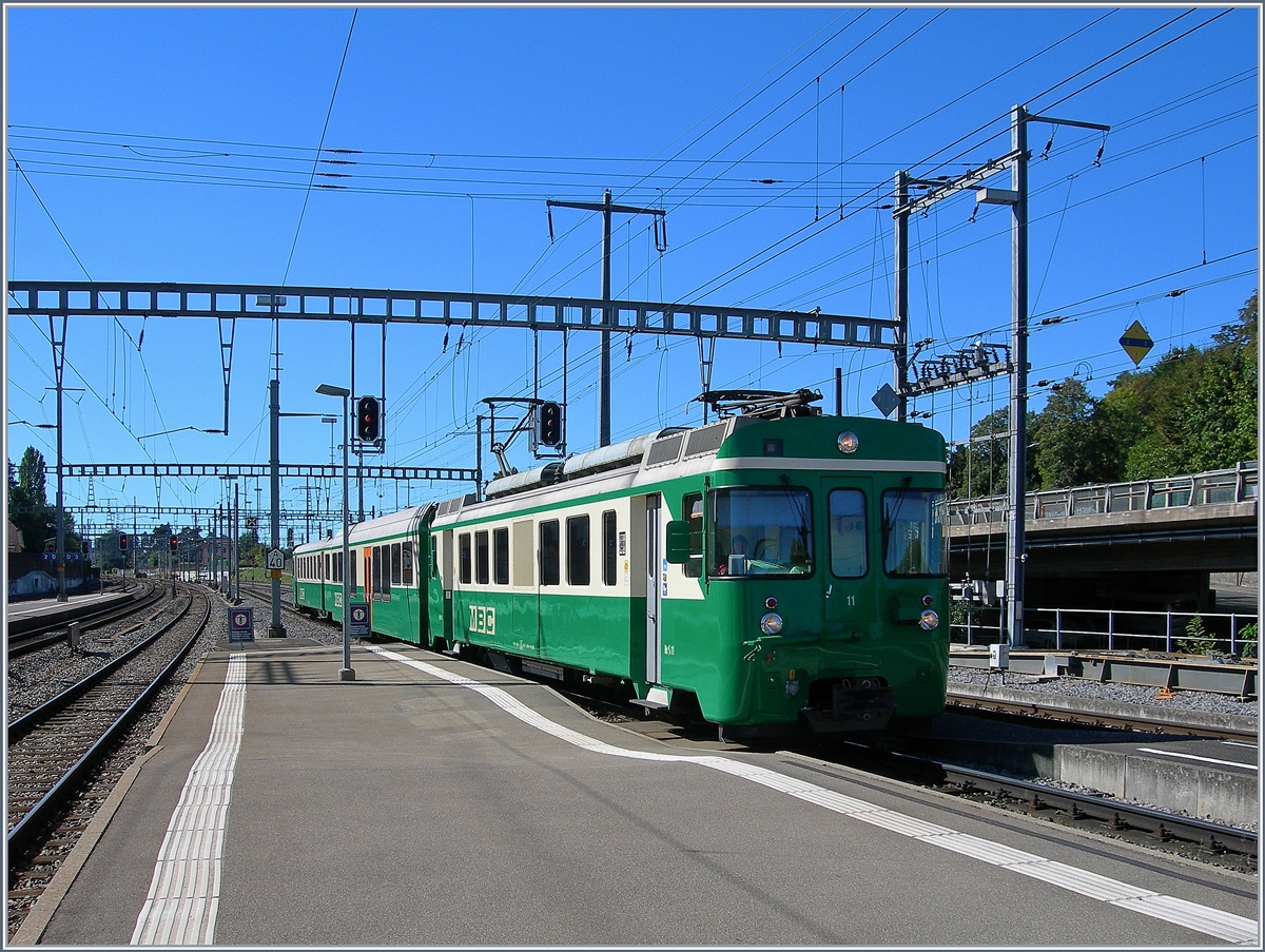 A BAM local train is arriving at Morges.
03.10.2016