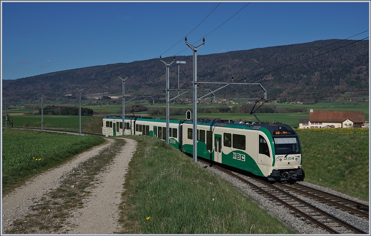A BAM local train on the way to Bière is leaving Ballens.
10. 04.2017