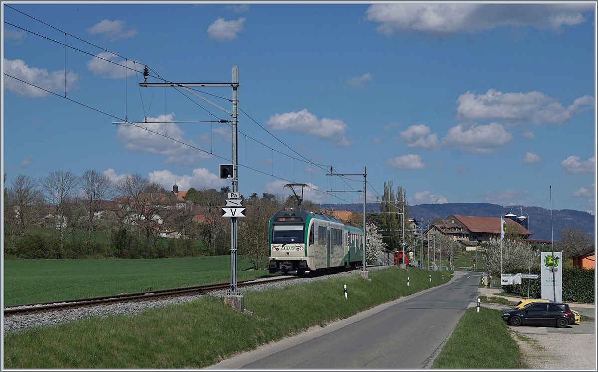 A BAM local train to L'Isle by Pampigny-Sévery.
10.04.2017