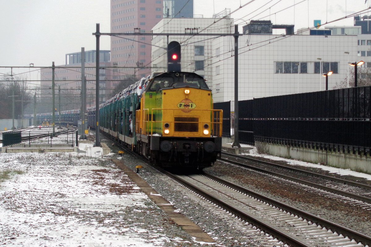 A bit of snow lies at Tilburg on 24 January 2019 when RF 24 hauls a car train through toward Kijfhoek.