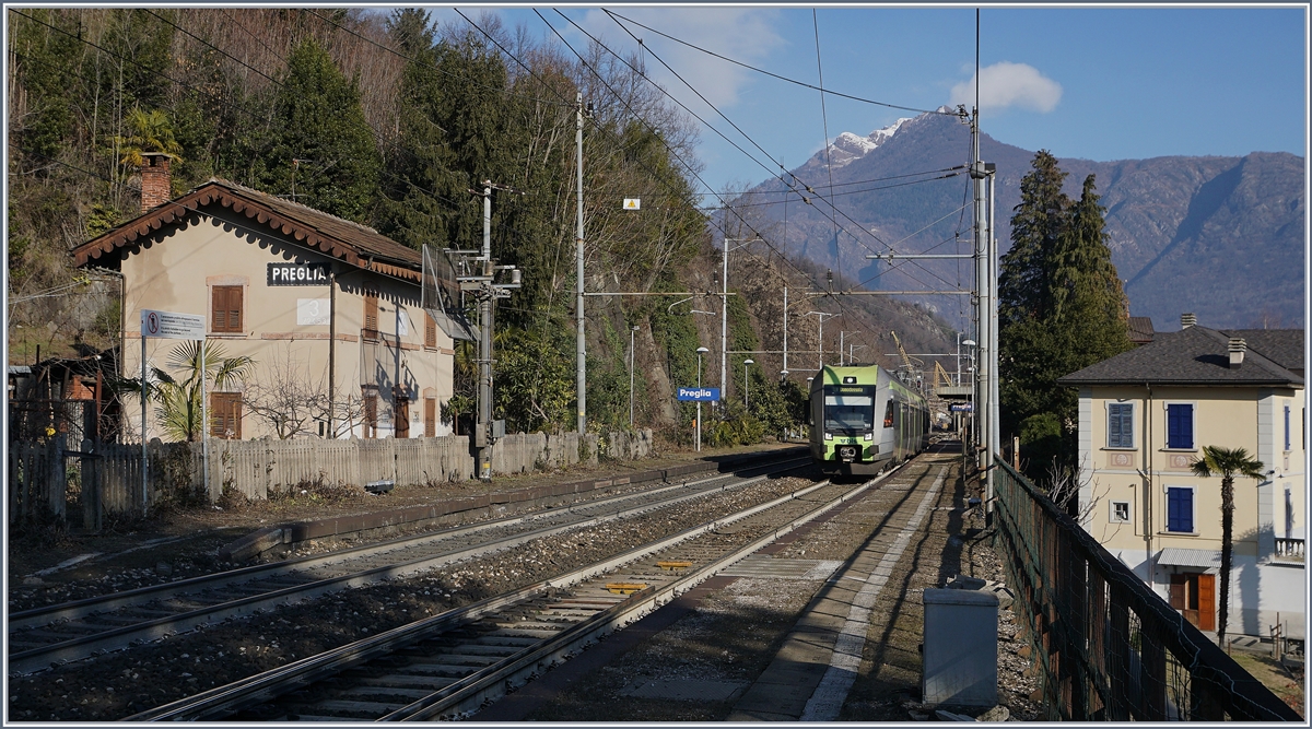 A BLS  Lötschberger  on the way to Domodossola by his stop in Preglia.
07.01.2017