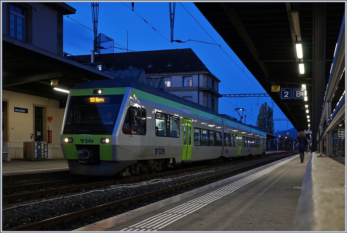 A BLS RABe 525 NINA to Bern in the Neuchâtel Station on the early morning time. 

05.11.2019