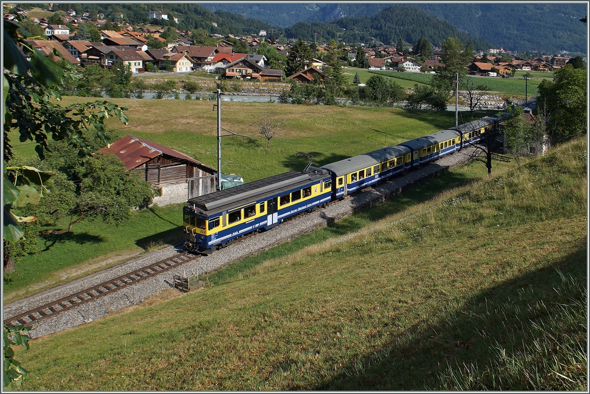 A BOB local train beween Wilderswil and Zweilütschienen.
12.07.2015