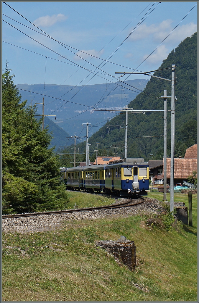 A BOB local train from Lauterbrunnen to Interlaken Est near Zweilütschinen. 
12. Juli 2015