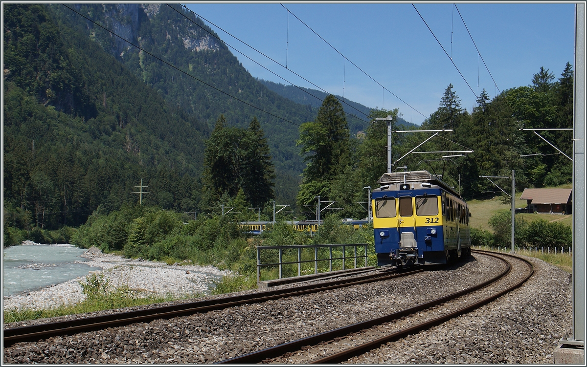 A BOB local train on the way to Interlaken near Zweilütschinen.
12.07.2015