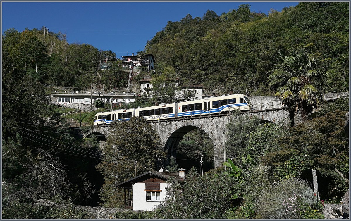 A Centovalli-Express on the way to Locarno by Intragna. 

10.10.2019