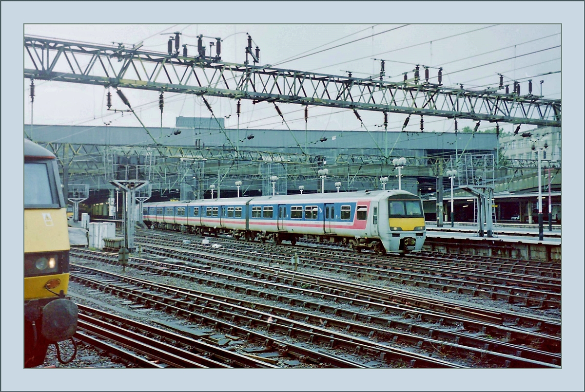 A Class 465 Electric multiple units is leaving the London Euston Station. 

Analgo picture / 20.09.1999