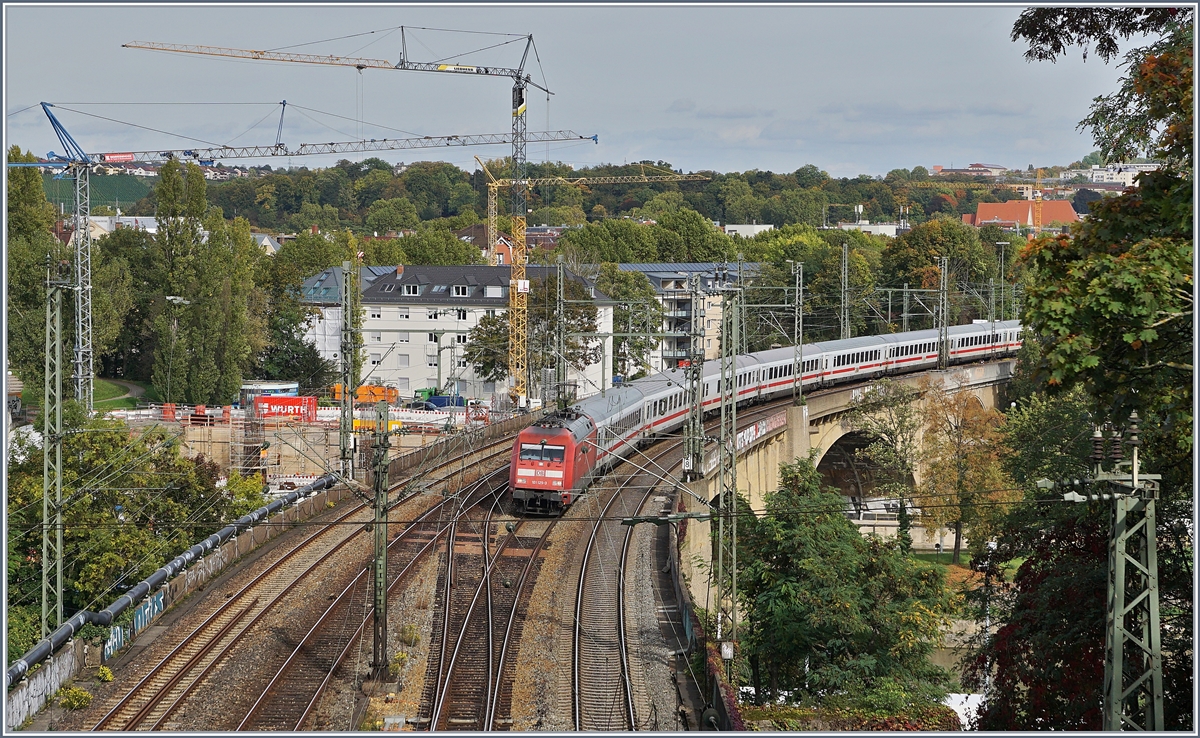 A DB 101 wiht an IC is by Bad Cannstadt on the way to the Stuttgart Main Station.
04.10.2017