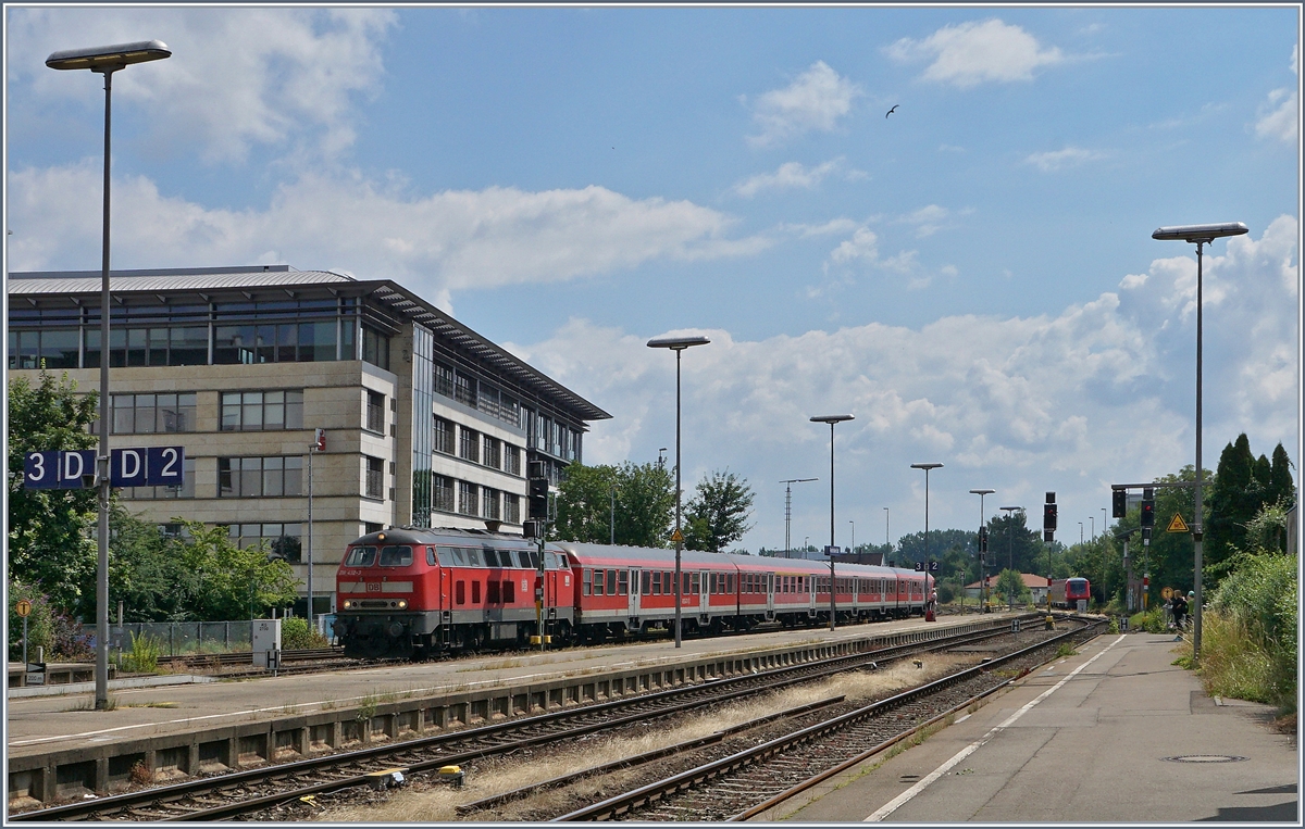 A DB 218 with his IRE to Lindau is arriving at Friedrichshafen.
16.07.2016