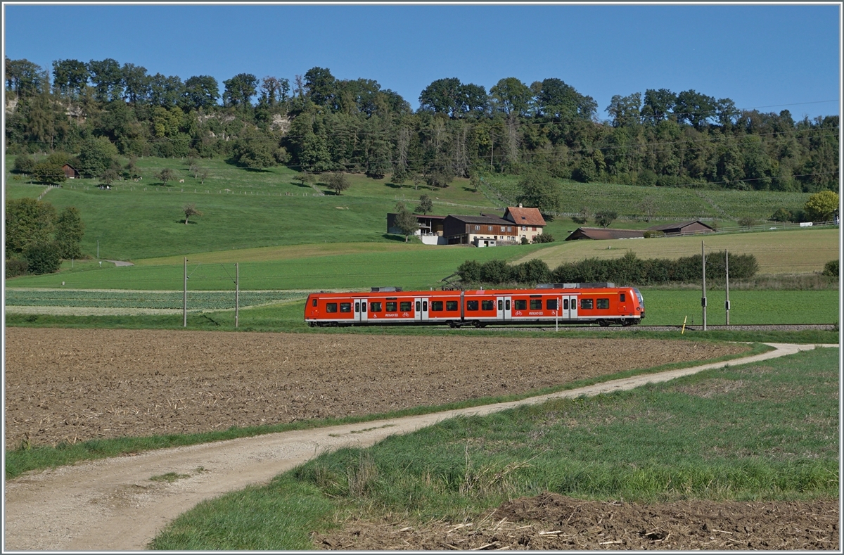A DB 426 traveling from Schaffhausen to Singen will soon reach the Bietingen stop.

Sept. 19, 2022