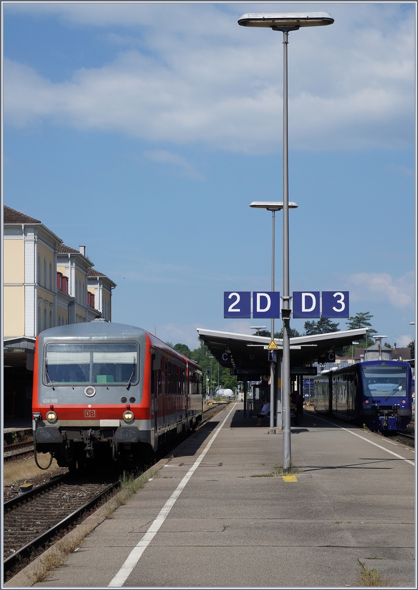 A DB Vt 628 is leaving Friedrichshafen Stadt.
16.07.2016.