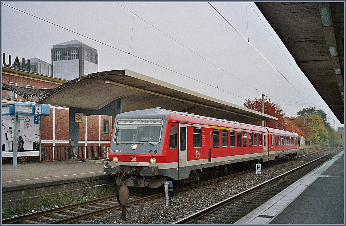 A DB VT 628 to Gelsenkirchen by his stop in Bochum. 

Okt. 2003