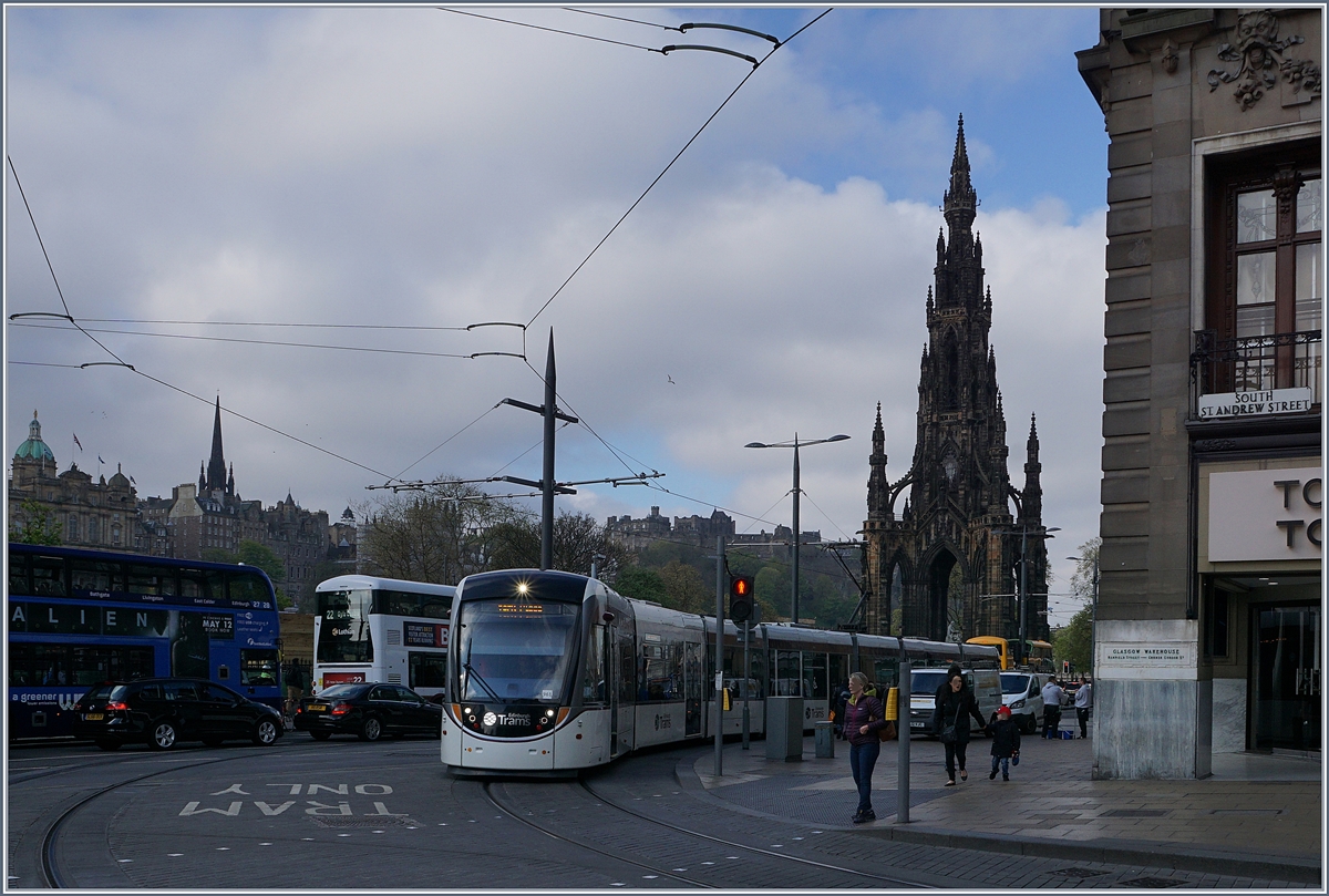 A Edinburgh Tram in the Princes Street, in the background: The Edinburgh Castle.
03.05.2017