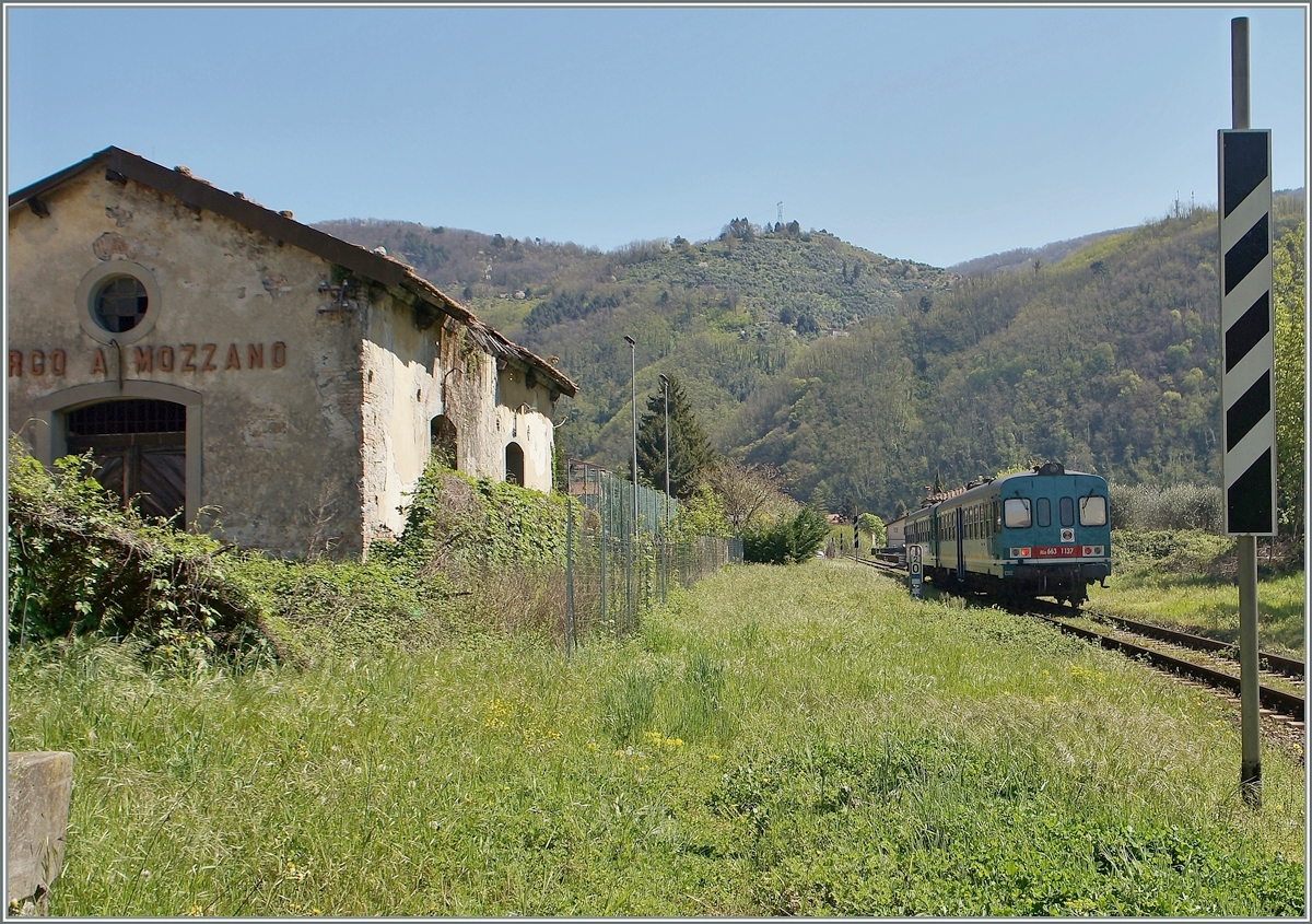 A FS local train wiht two Aln 663 is leaving Borgo a Monazna.
20.04.2015