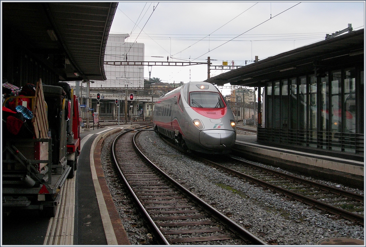 A FS Trenitalia ETR 610 from Milan to Geneva is arriving at Lausanne.
06.01.2018