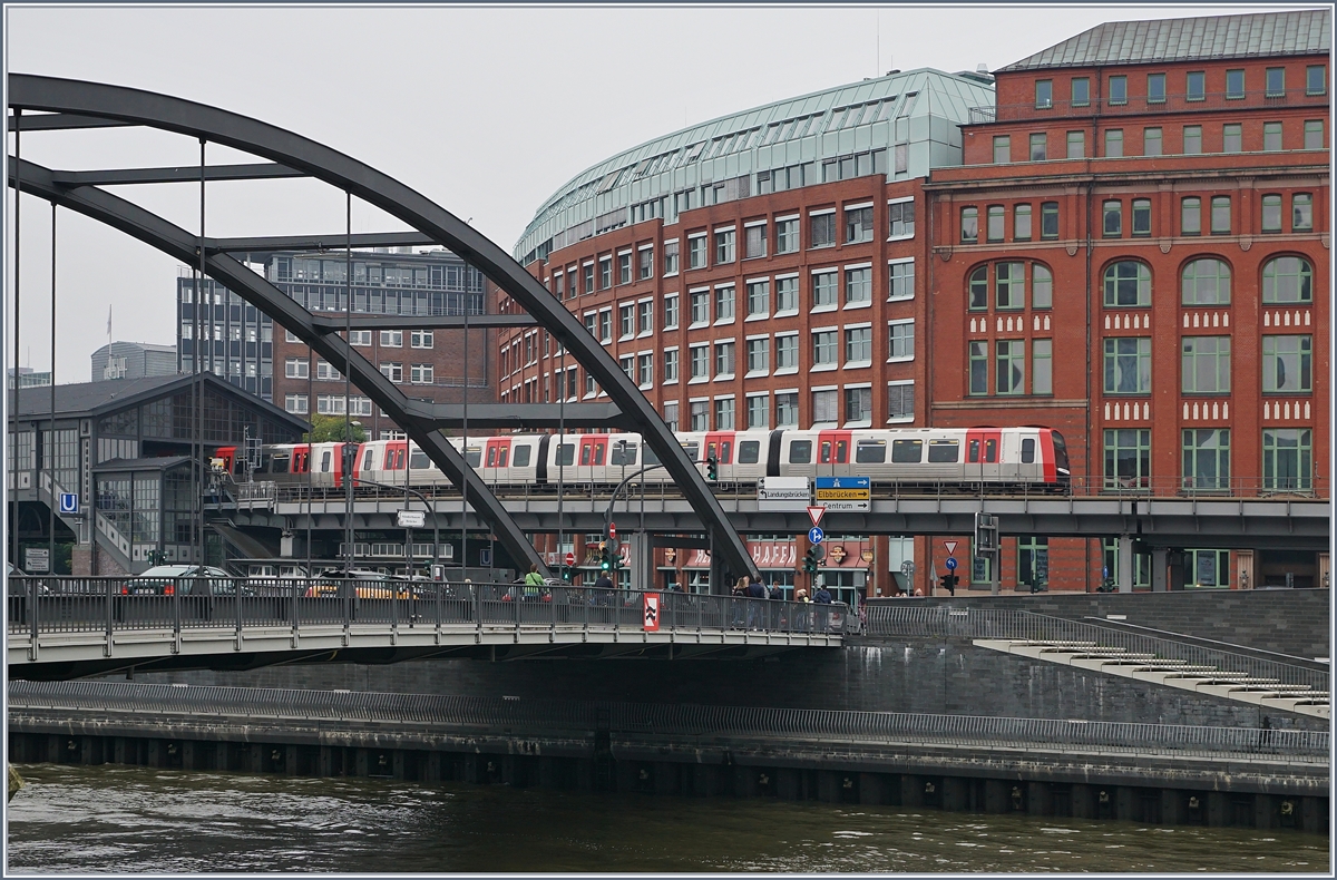 A  Hamburg Hochbahn  Train by Stadthausbrücke.
30.09.2017