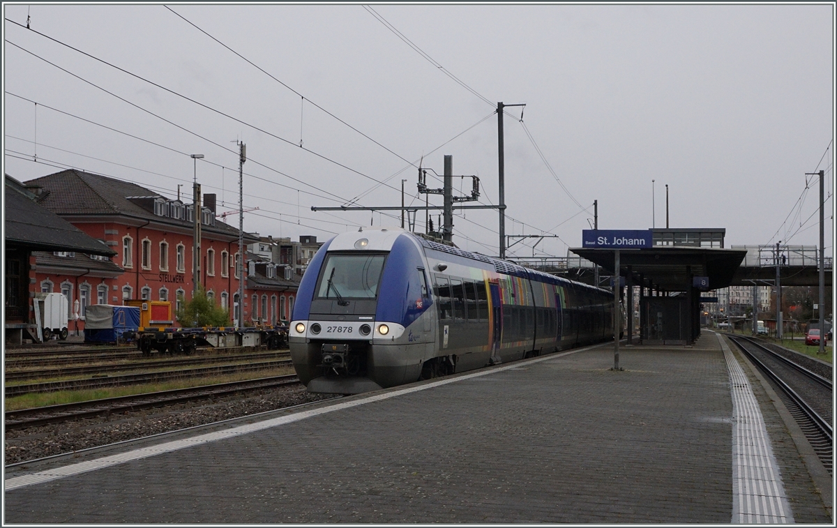 A local train to Mulhouse makes a stop in Basel St. Johann.
05.03.2016