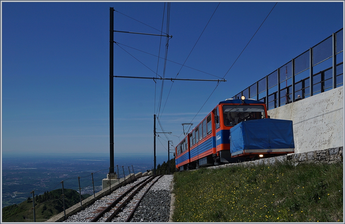 A MG Monte Generoso Bhe 4/8 is arriving at the summit station Generoso Vetta.
21.05.2017