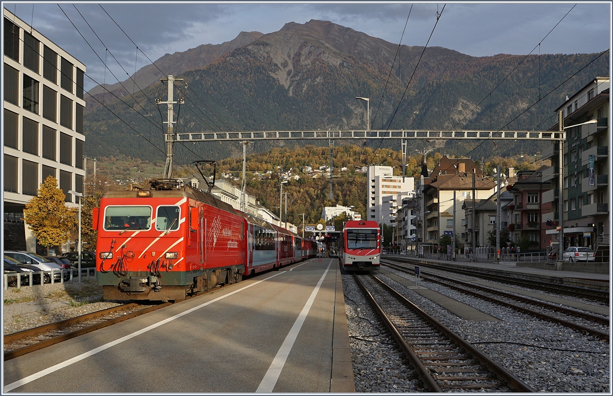 A MGB HGe 4/4 II with an local train to Visp by his stop in Brig. This train service has on this day two Glaicer-Express wagons for a Group.
21. 10.2017