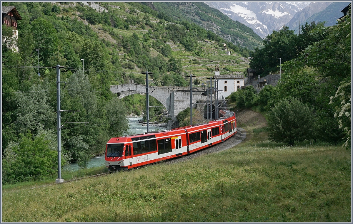 A MGB local train on the way to Zermatt by Neubrück. 

14.06.2019