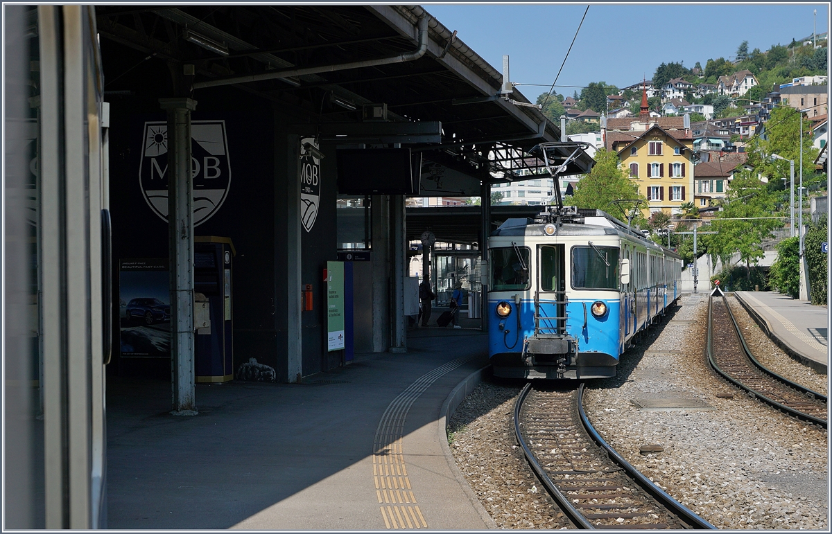A MOB ABDe 8/8 (Serie 4000) is waiting for his departure in Montreux. 

21.08.2018