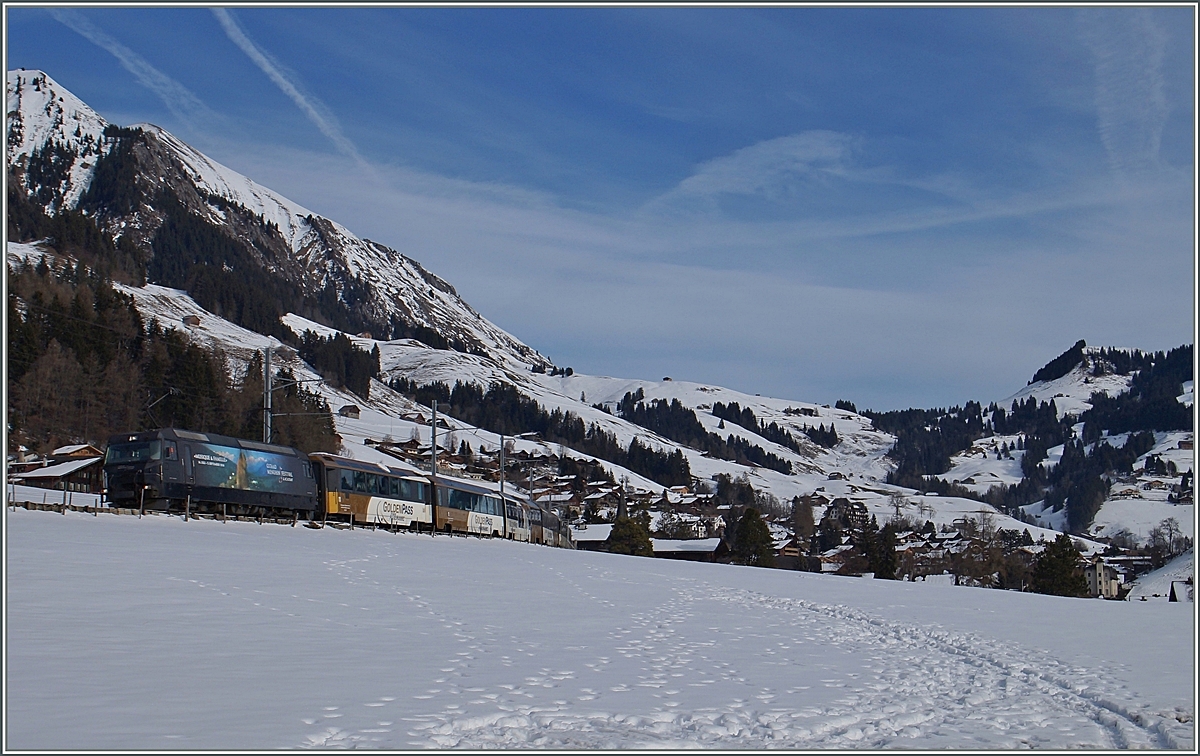 A MOB Ge 4/4 (Serie 8000) with a GoldenPass Panoramic by Château d'Oex.
26.01.2016