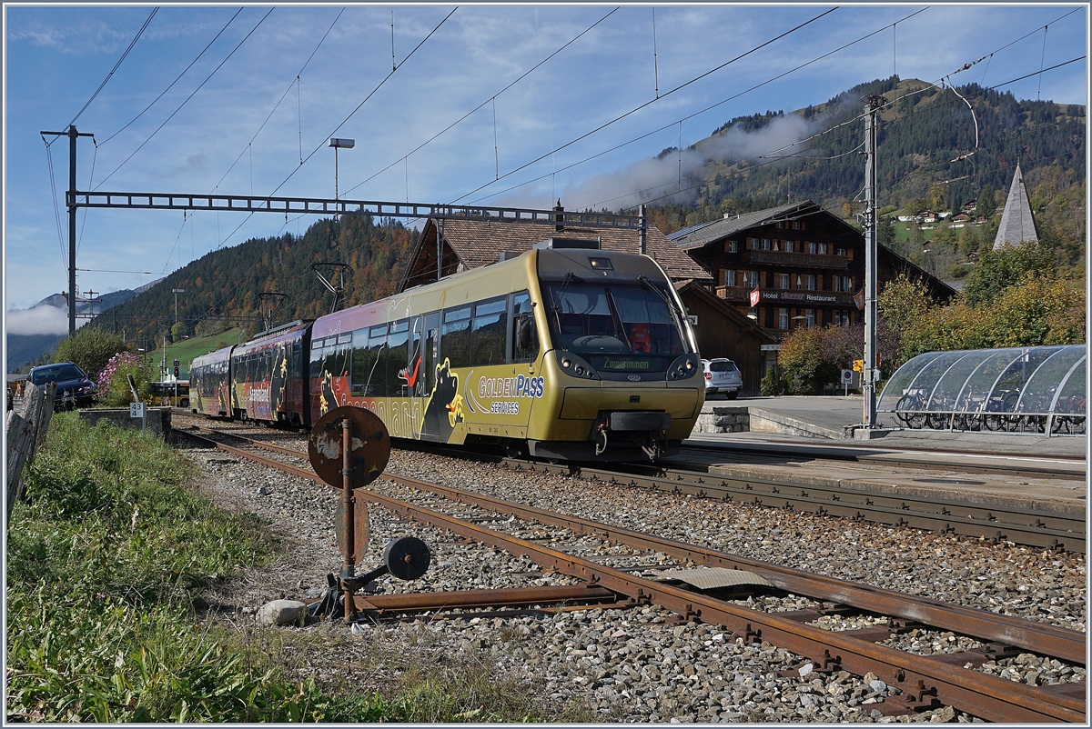 A MOB  Lenker-Penedel  (ABt - Be 4/4 - Bt) on the way to Zweisimmen by his stop in Saanen. 

22.10.2019