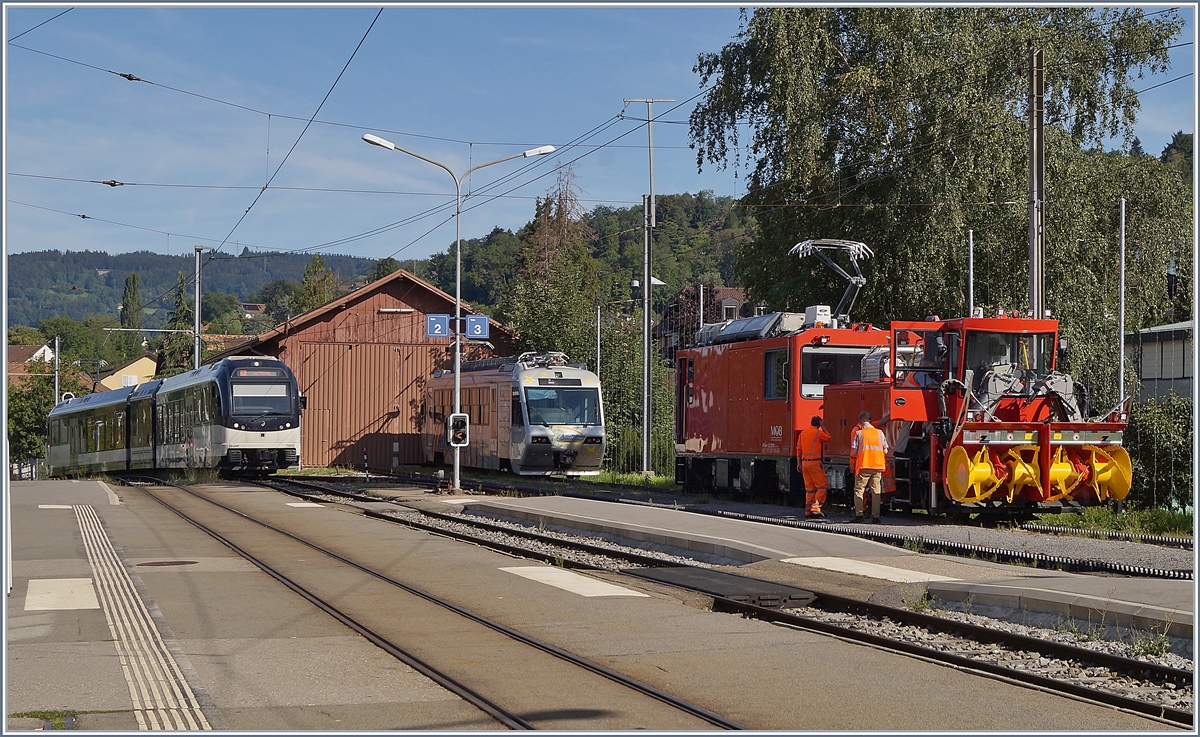A MVR SURF is arriving at Blonay, the CEV Beh 2/4 72 makes a break and the HGem 2/2 2501 is on a test run.

16.08.2019