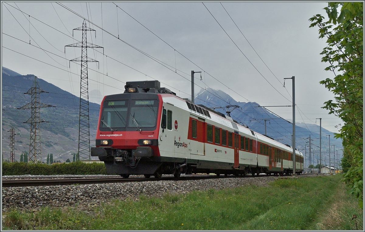 A NPZ RABe 560 on the way to St Gingolph near Ardon.
18.04.2014