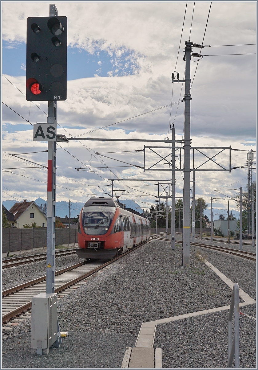 A ÖBB ET 4024 on the way from St Margrethen to Bregenz in Lustenau. 

23.09.2018