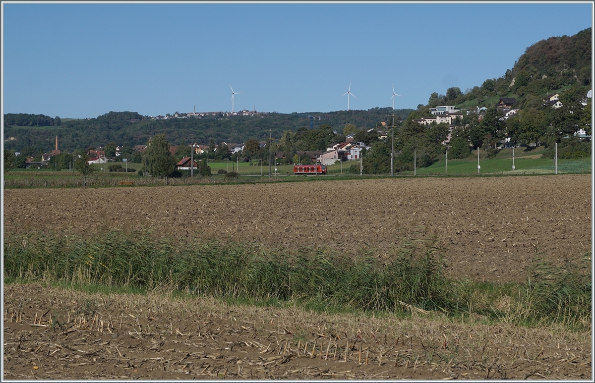 A picture of a slightly different kind: a DB 426 can only be seen very small on the journey from Schaffhasen to Singen near Bietingen. It's almost a train search picture...

Sept. 19, 2022