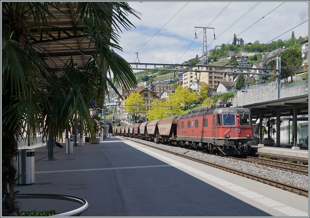 A Re 6/6 with a Crgo train in Montreux.
17.05.2016