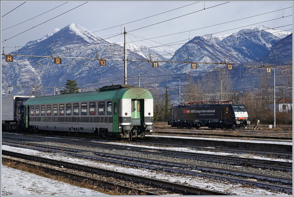 A RoLa from Freiburg to Novara by his stop in Domodossola and in the beackground a SBB Cargo International Re 878. 
14.01.2017