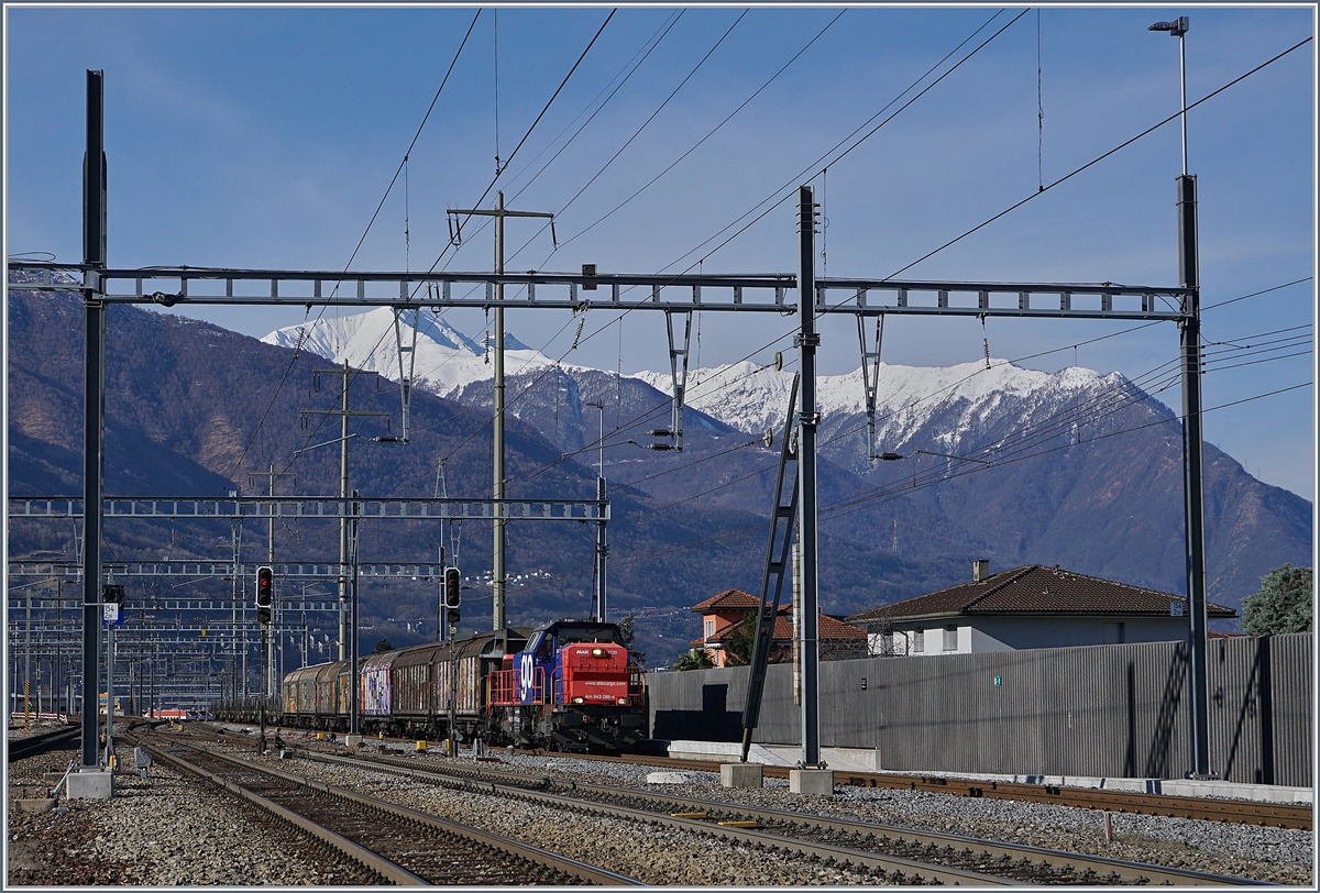 A SBB Am 843 is arriving wiht his Cargo Train in Giubiasco.
21.03.2018