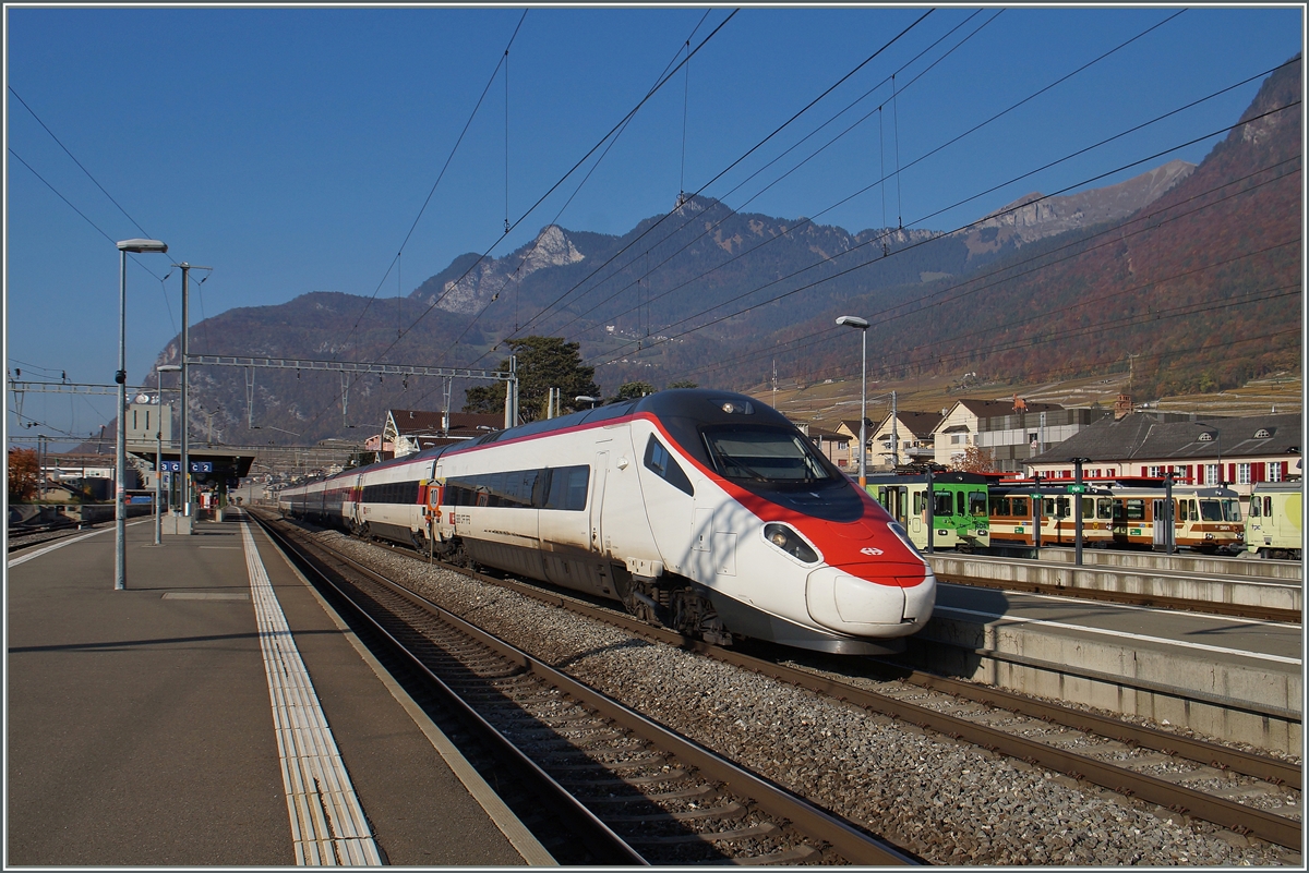 A SBB ETR 610 in Aigle on the way to Milano.
01.11.2015