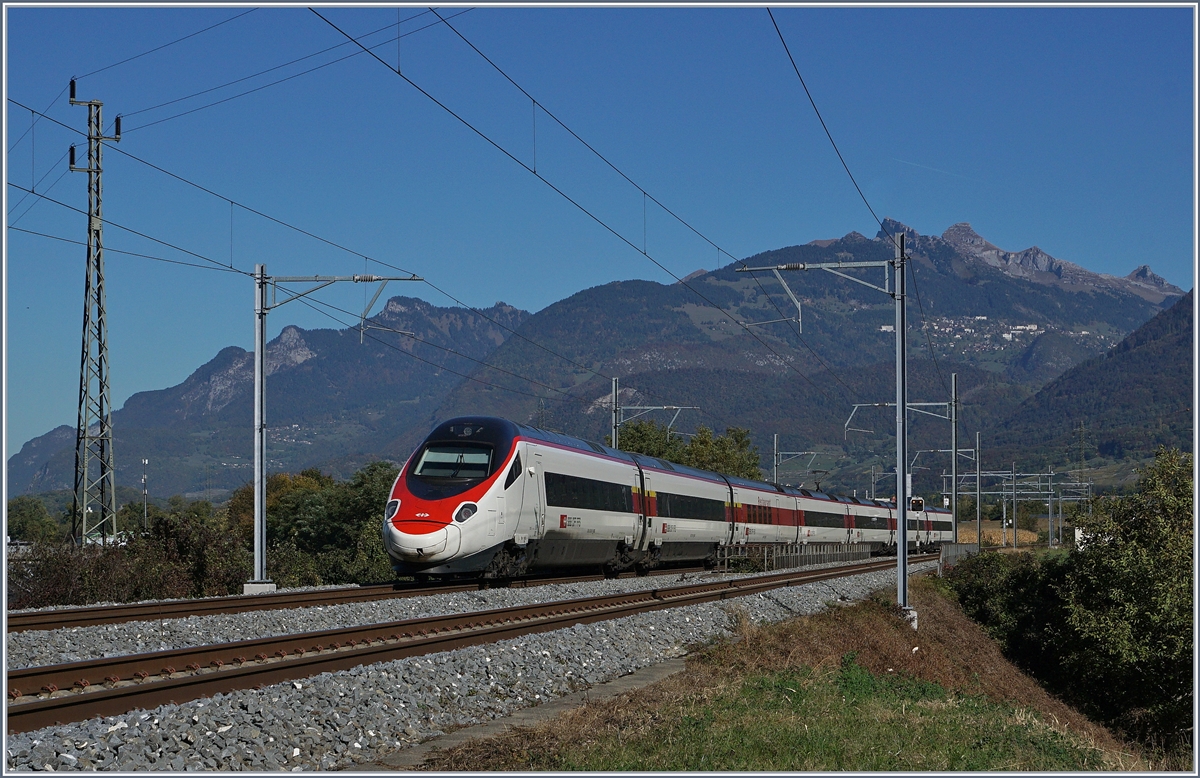 A SBB ETR 610 between St Maurice and Bex on the way to Geneva.
11.10.2017

