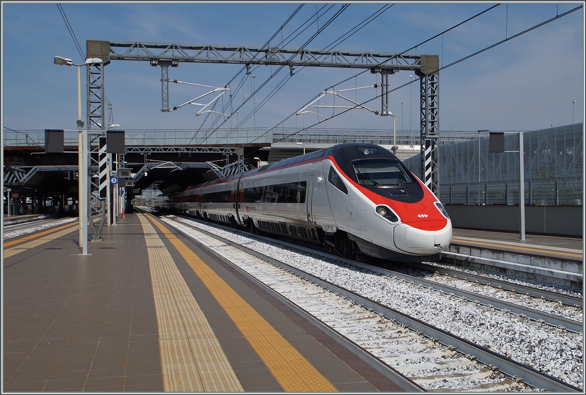 A SBB ETR 610 by his stop in Rho Fierre EXPO Milano 2015.
22.06.2015