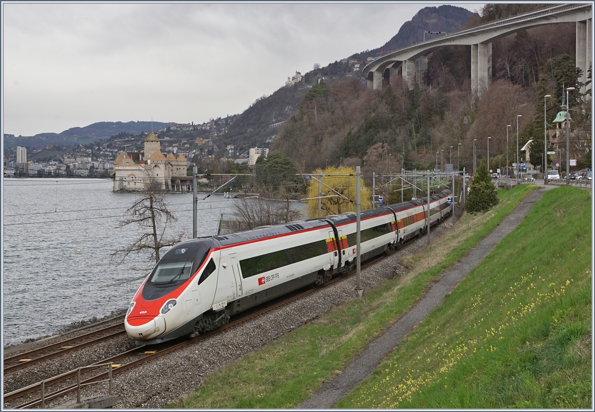A SBB ETR 610 by the Castel of Chilon on the way to Milano.
03.04.2018