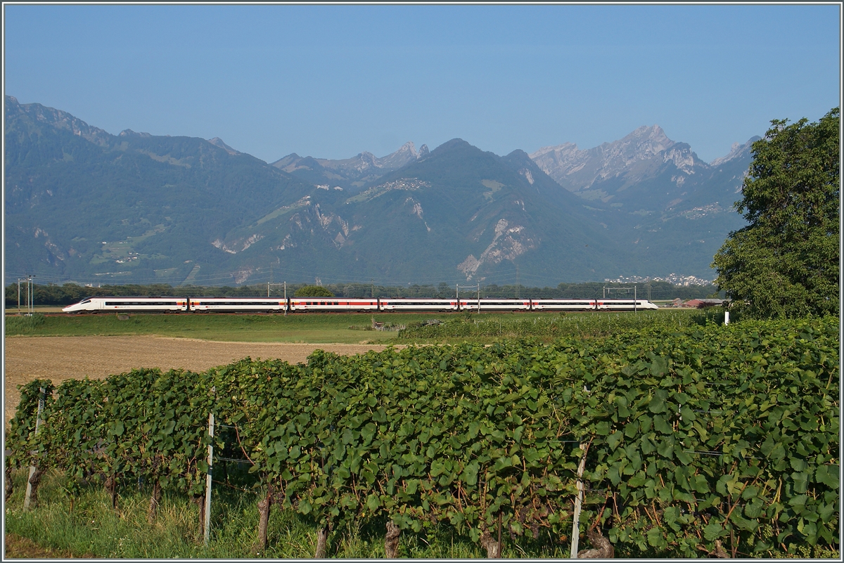 A SBB ETR 610 on the way to Venezia SL between Roches VD and Aigle. 
12.08.2015