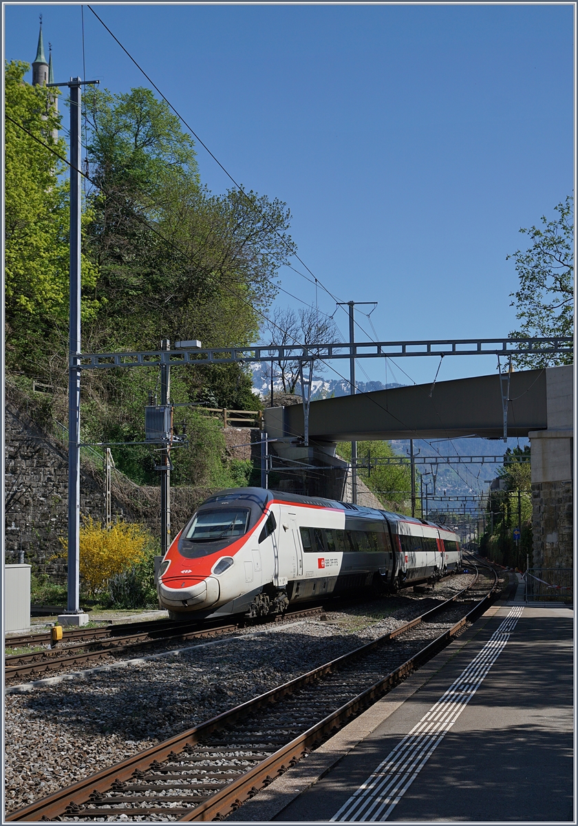 A SBB ETR 610 on the way to Milano in Vevey.
19.04.2018