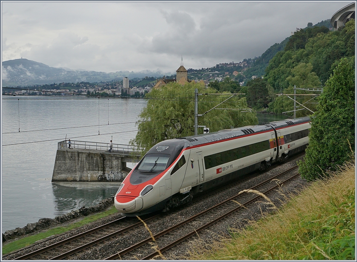 A SBB ETR 610 on the way to Geneva by the Castle of Chillon.
12.03.2018
