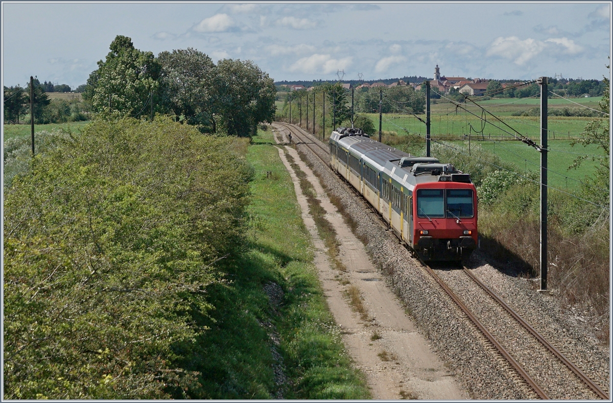 A SBB NPZ RBDe 562 is the RE 18124 from Neuchâtel to Frasne. This train was pictured near  La Rivière-Drugeon. 

21.08.2019