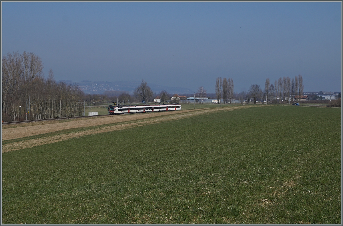 A SBB RABDe 560  Domino  is the local service S9 24939 from Lausanne to Kerzers between Domdiddier and Avenches. 

01.03.2021