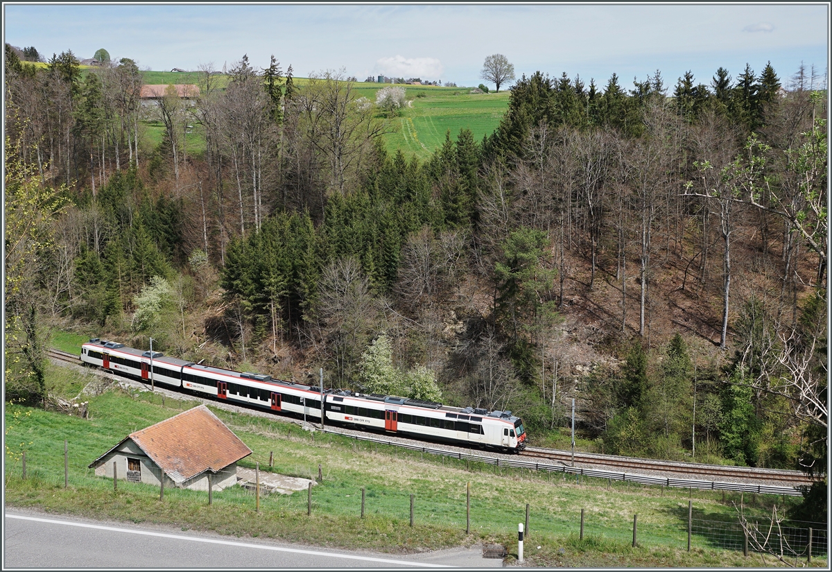 A SBB RABDe 560  Domino  is the TPF S-Bahn service between Pensier and Courtepin on the way to Murten.

19.04.2022
