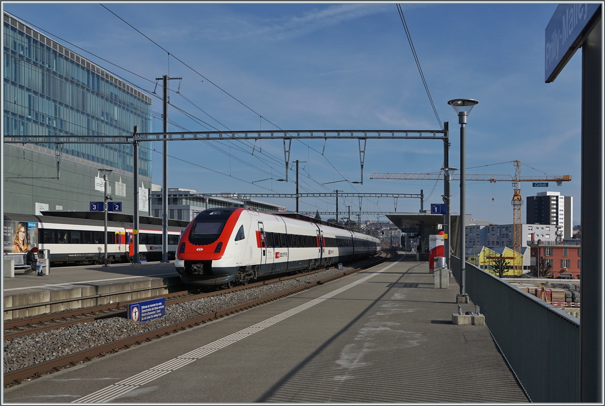 A SBB RABe 500 ICN on the way from Zürich to Lausanne in Prilly-Malley.

21.02.2023