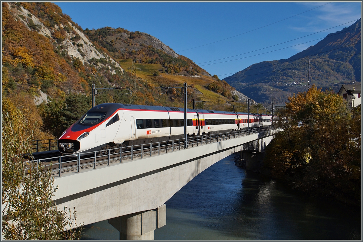 A SBB RABe 503 ETR 610 on the way to Geneva by Leuk.
26.10.2015
